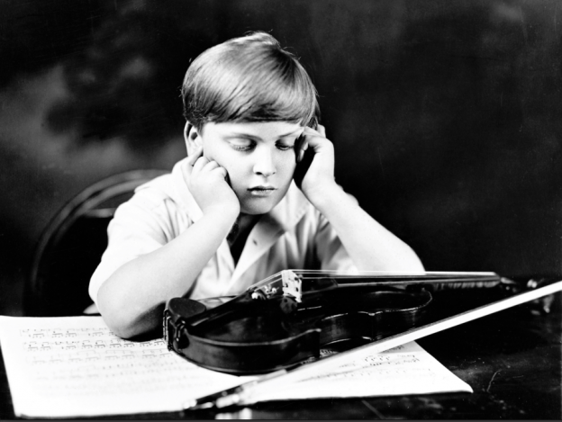 Schon als Kind ein Star: der 11-jährige Yehudi mit seiner Stradivari (Foto: Menuhin Archive / Warner Classics)